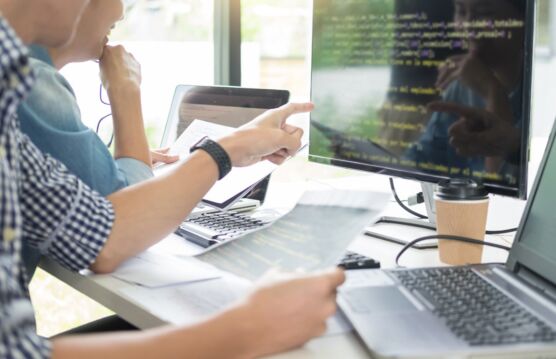 showing two people working togehter in front of a computer as synonym for business process analysis BPA